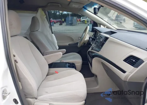 2014 Toyota Sienna Le V6 8 Passenger z USA, uszkodzony, nr VIN 5TDKK3DC5ES475091